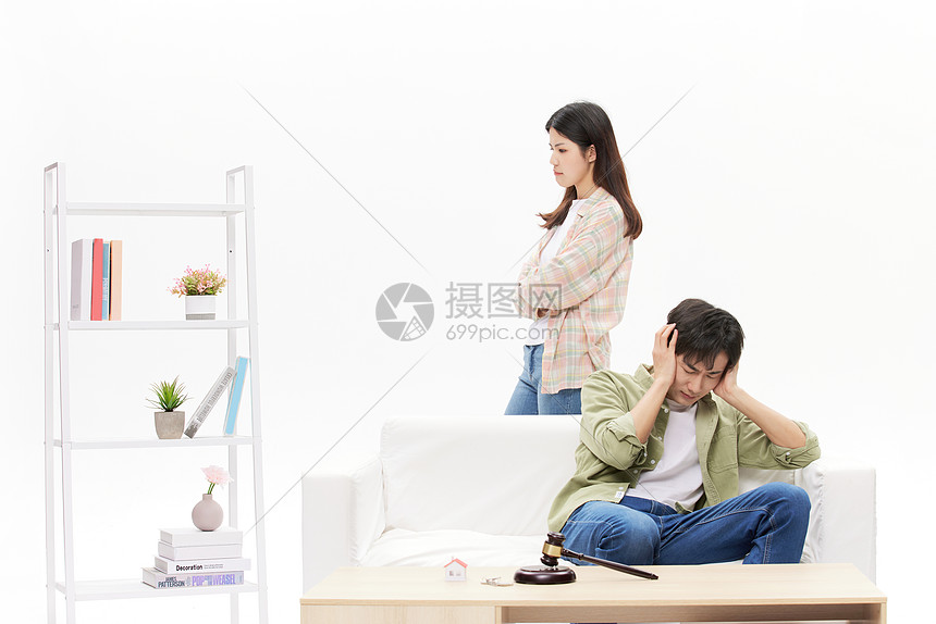 女生因男生负债而生气图片