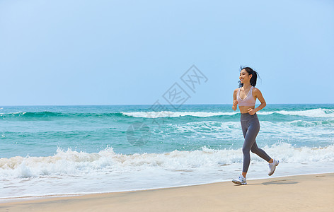 海边奔跑年轻美女海边运动跑步背景