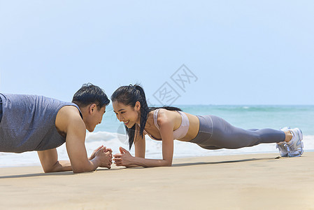 运动美女海边休息喝水图片