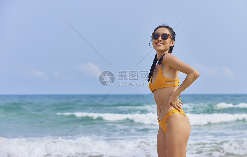 夏日海边比基尼美女图片