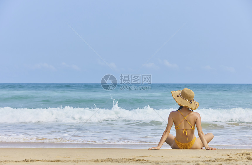 夏日海边沙滩上的比基尼美女背影图片