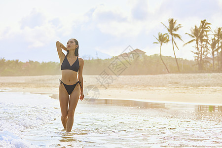 比基尼美女海边散步图片