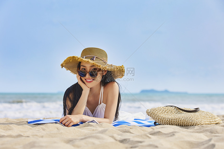 沙滩度假美女图片