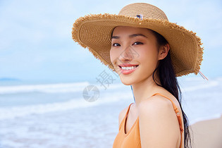 夏日海边旅行的清新美女图片