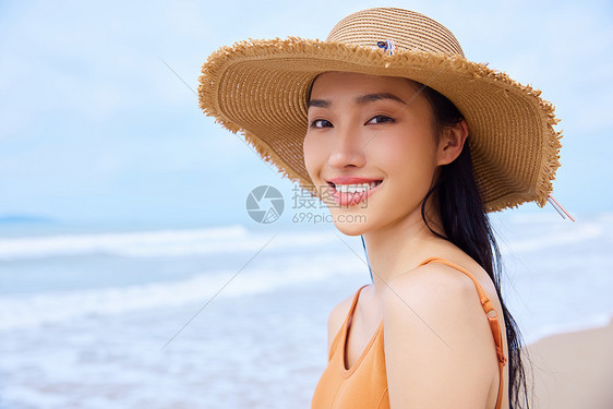 夏日海边旅行的清新美女图片