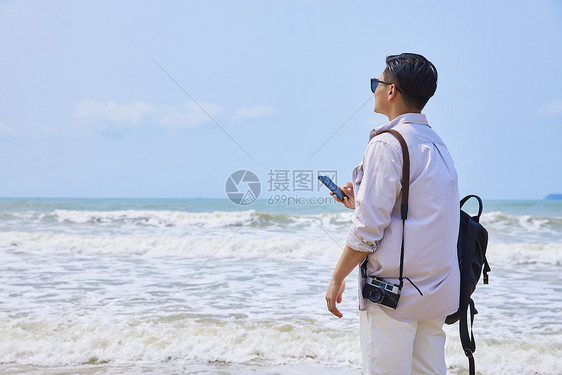 年轻男士海边旅行图片