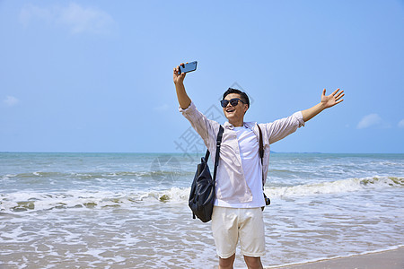 年轻男士海边旅行自拍图片