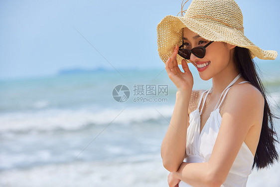 夏日海边美女度假图片