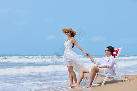 年轻甜蜜情侣海边度假高清图片