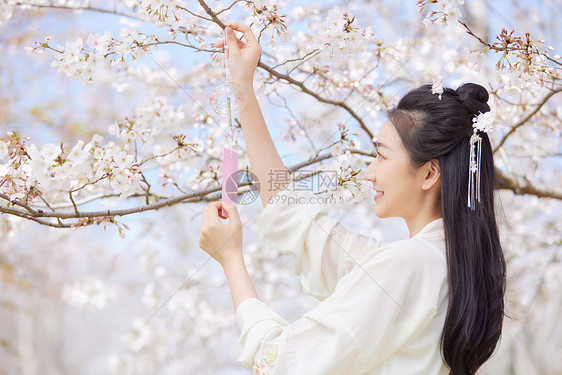 古风汉服樱花美女挂风铃许愿图片