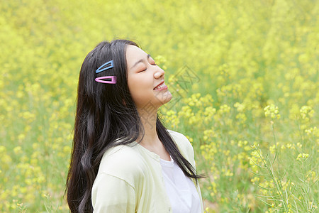 油菜花田花季少女图片