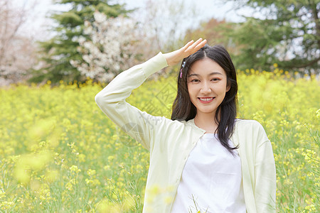 油菜花田花季少女背景