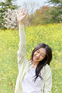 油菜花田花季少女图片