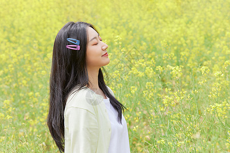 油菜花田花季少女图片