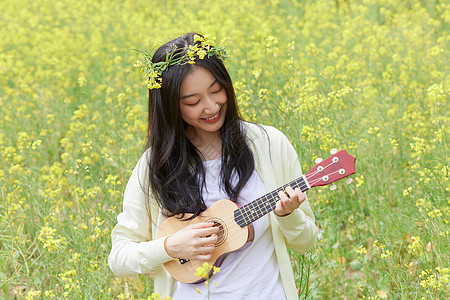 春季油菜花田可爱少女图片