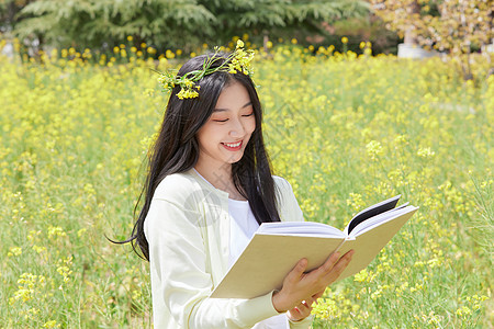 春季油菜花田可爱少女图片