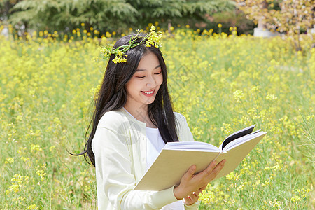 春季油菜花田可爱少女背景图片