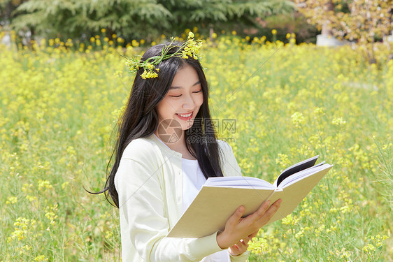 春季油菜花田可爱少女图片