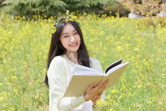 春季油菜花田可爱少女图片