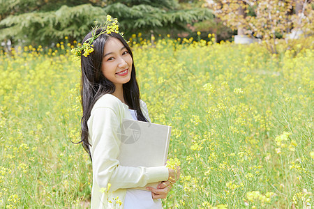 春季油菜花田可爱少女图片