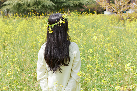 春季油菜花田可爱少女图片