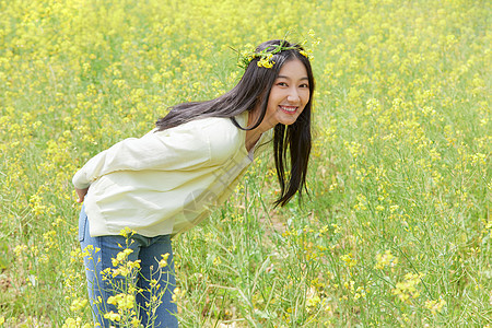 健身美女春季油菜花田可爱少女背景