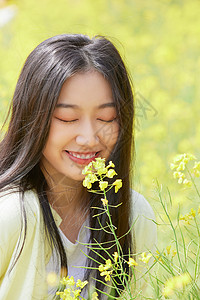 春季油菜花田可爱少女图片