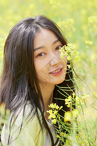 春季油菜花田可爱少女图片