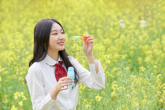 春季油菜花田可爱少女图片