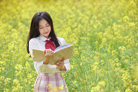 春季油菜花田可爱少女图片