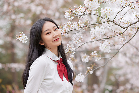 春季樱花少女逛公园赏花高清图片