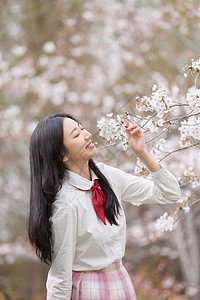 春季樱花少女逛公园赏花图片