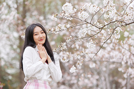 春季樱花少女逛公园赏花图片