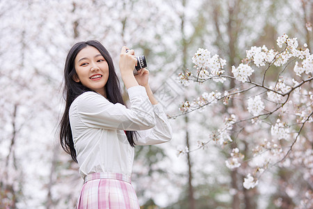 春季樱花少女逛公园赏花图片