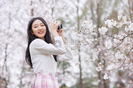 春季樱花少女逛公园赏花图片