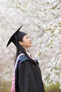 学士服美女春季赏樱花图片