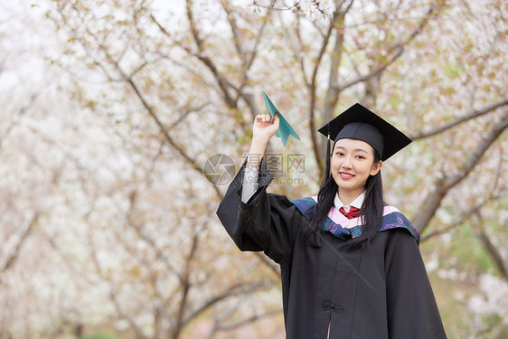 学士服美女扔纸飞机图片