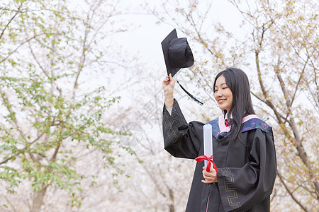 毕业季樱花清纯可爱少女摘学士帽图片