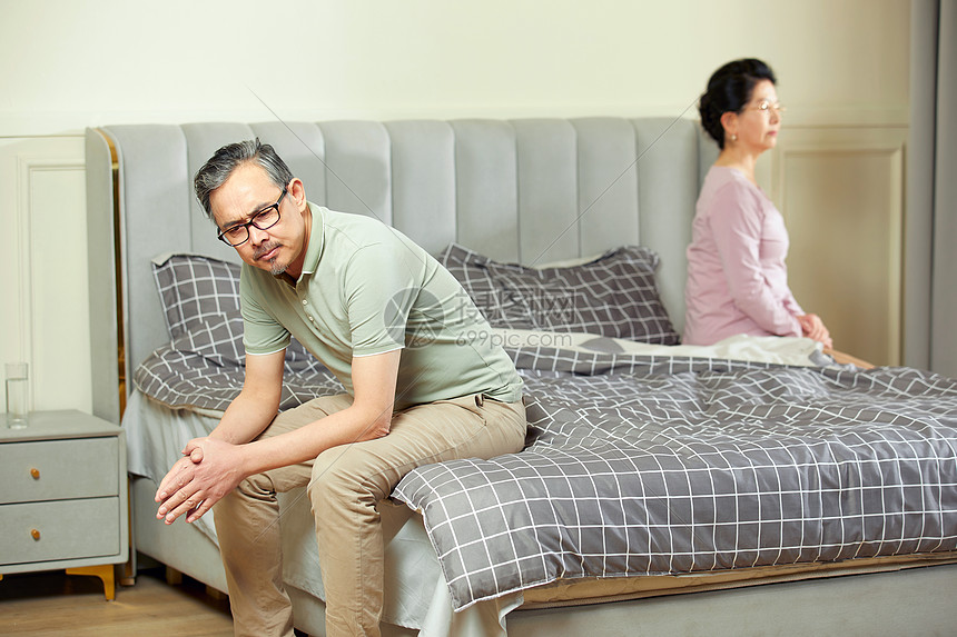 中老年夫妇吵架冷战