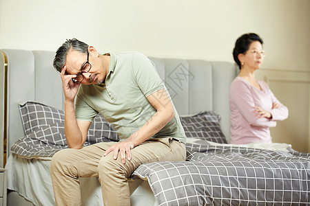 中老年夫妻背影图片