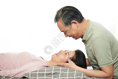 中老年男性给妻子按摩头部图片