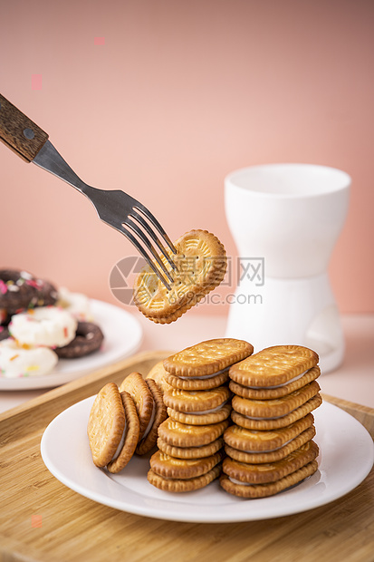 桌上的饼干图片