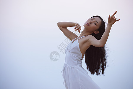 年轻美女海边舞蹈写真高清图片
