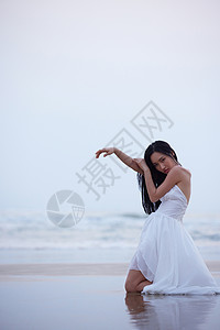 年轻美女傍晚海边舞蹈图片
