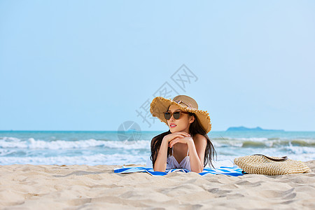 夏日海边沙滩度假美女图片
