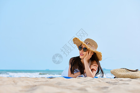 夏日海边沙滩度假美女图片