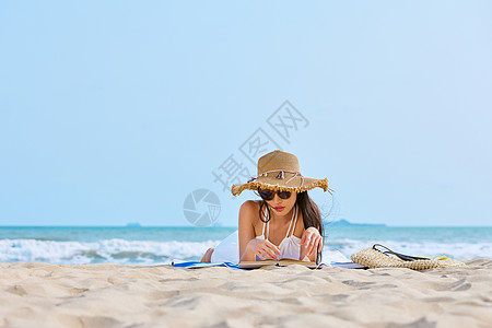 海边沙滩度假美女图片