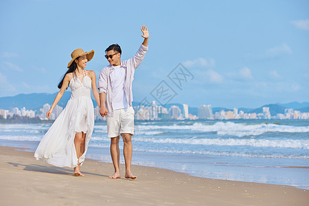 海边人年轻情侣海边开心度假背景