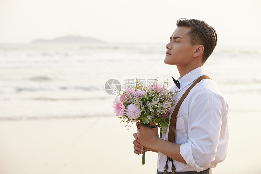 年轻男士手拿手捧花图片