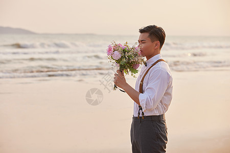 年轻男士手拿手捧花图片